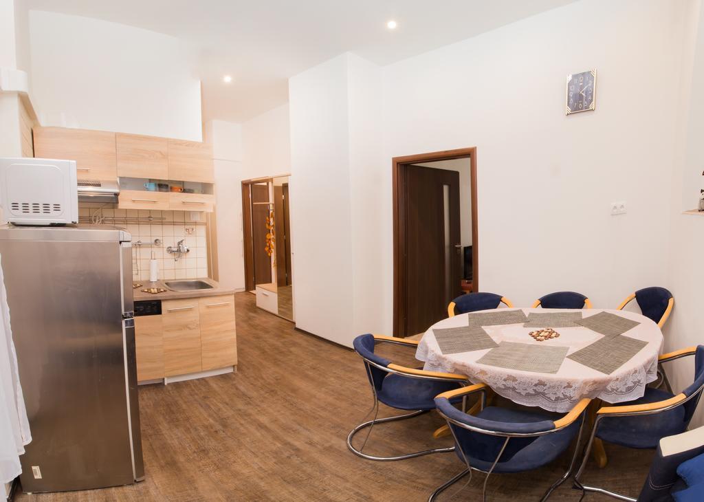 Apartment Ve Smeckach With A Big Terrace Praga Exterior foto